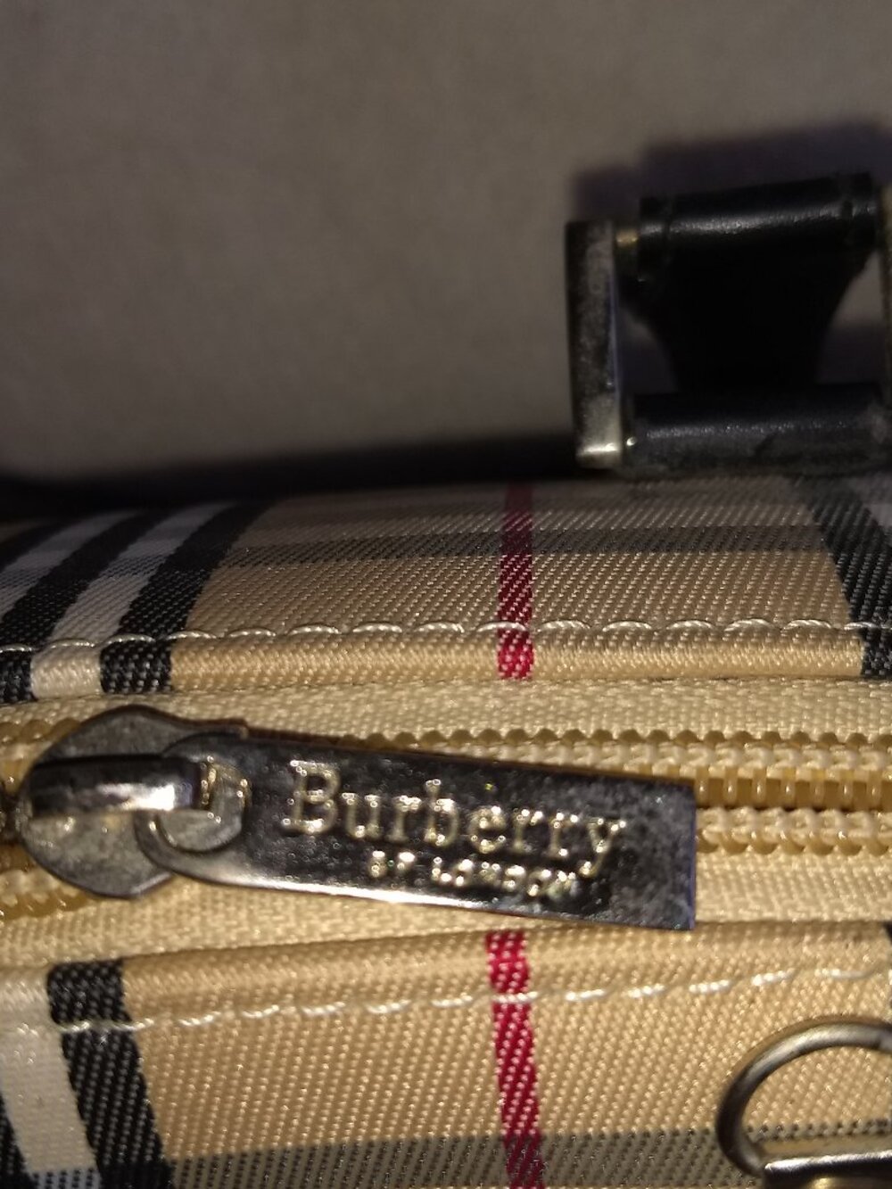 Mini Burberry (Not Authentic)  handbag. - Picture 8 of 12